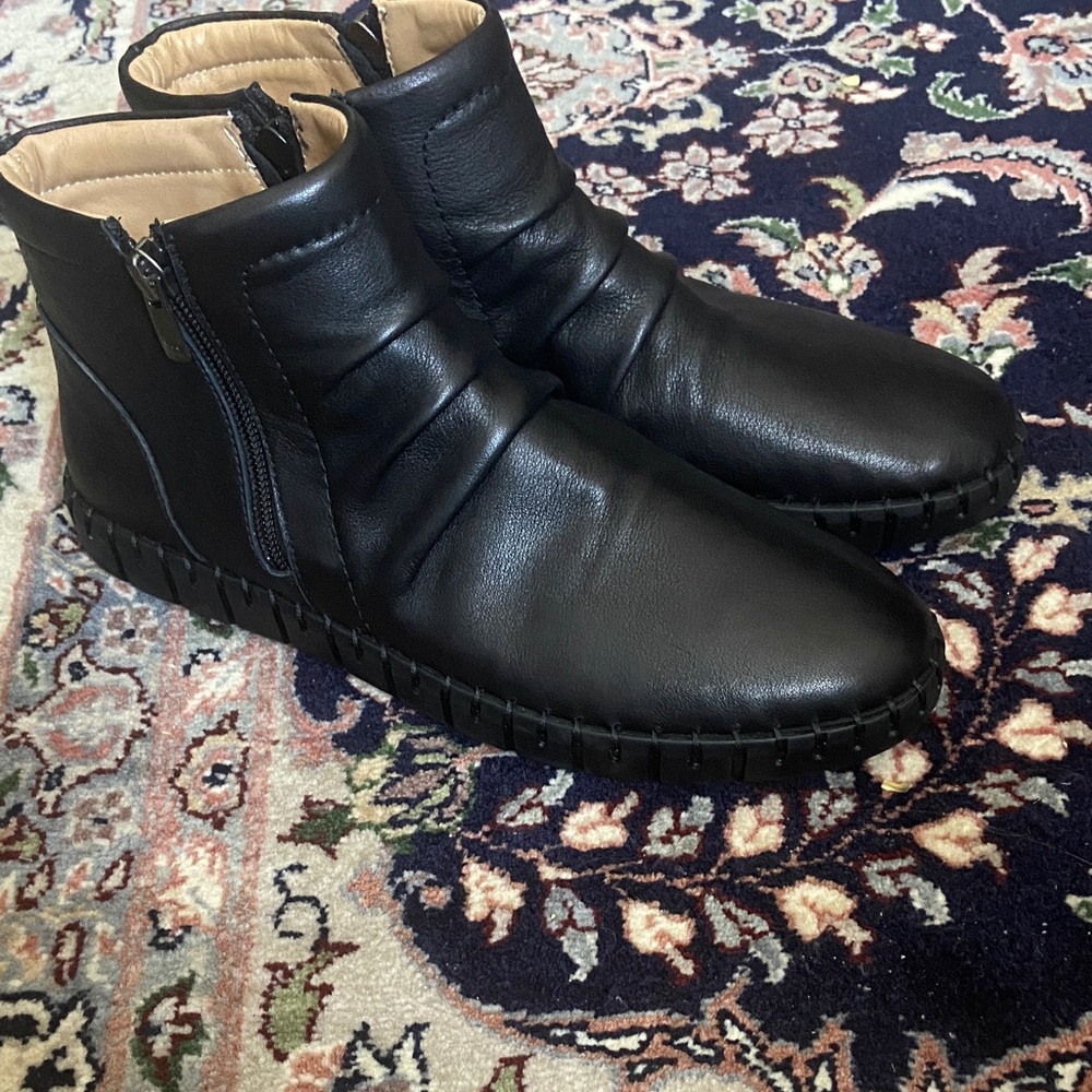Miz Mooz Mallorie Ankle Booties Black Soft Leather Ruched Dual Zippers size 39